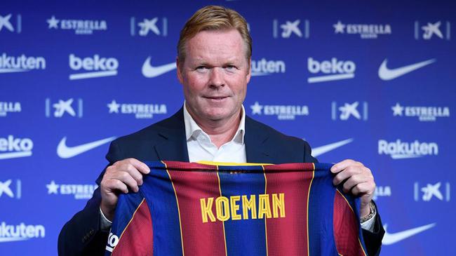 Koeman sosteniendo una camiseta de Barcelona