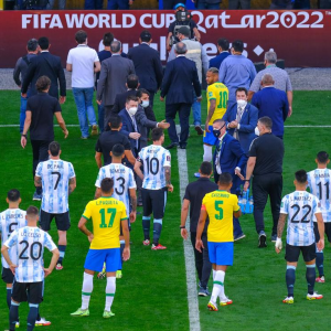 Debido a la intervención del departamento de prevención de epidemias, el partido entre Brasil y Argentina finaliza en 6 minutos