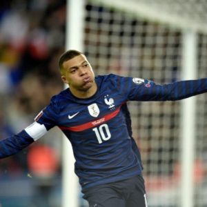 Mbappé cuatro goles, doble tiro de Benzema, Francia gana 8-0