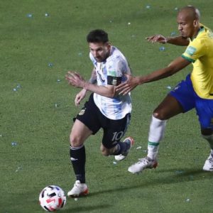 Messi vuelve a la línea de salida, Fred golpea un travesaño, Argentina 0-0 Brasil