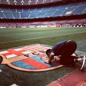 Oficial del Barcelona anuncia el regreso de Alves, leyenda de 38 años besa el césped del Camp Nou