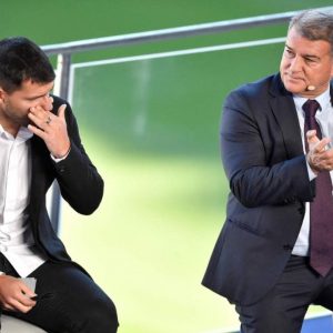 Agüero anuncia su retiro, derriba el escenario de la rueda de prensa